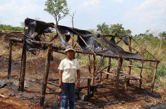 Um Guarani-Kaiowá à frente da sua casa