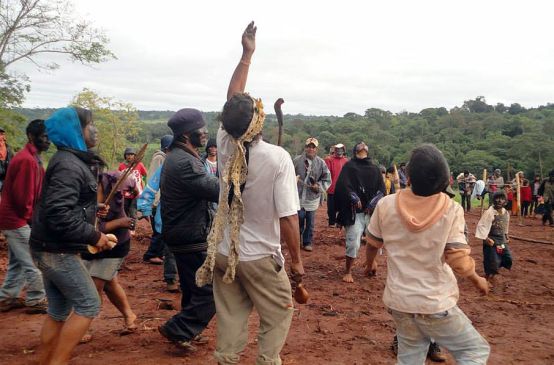 Os indígenas da tribu Avá guaraní estão dançando nas ruínas das suas terras destruídas.