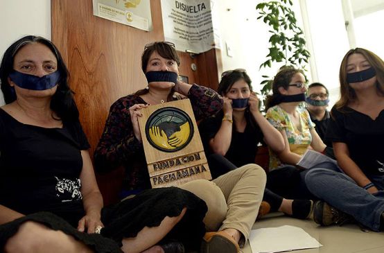 Seis ambientalistas e defensores dos direitos humanos colaram as suas bocas como protesto.