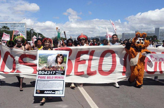 Indígenas numa manifestação contra a UHE de Belo Monte