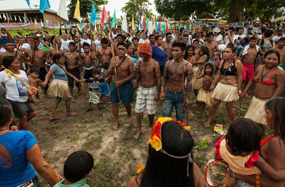 Grupo de indígenas dos Munduruku manifestam contra a barragem no Tapajós