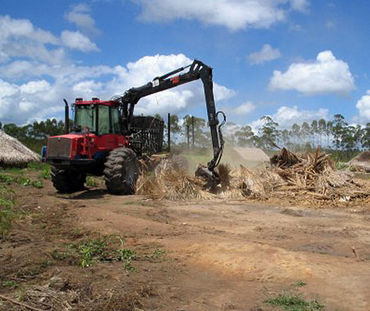 Uma escavadora destrói uma aldeia africana de cabanas