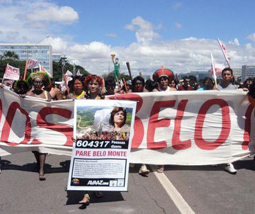 Indígenas numa manifestação contra a UHE de Belo Monte