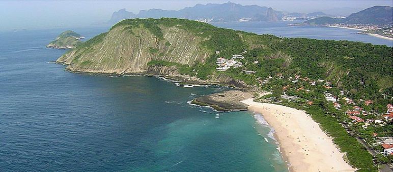 A Reserva Estadual da Serra da Tiririca vai desde as encostas até ao mar Foto: Arley Ramos Vista aérea ao Parque Estadual Serra da Tiririca