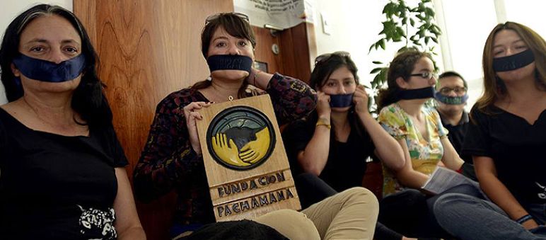 Protesto mudo dos ambientalistas e defensores dos direitos humanos em Quito Seis ambientalistas e defensores dos direitos humanos colaram as suas bocas como protesto.