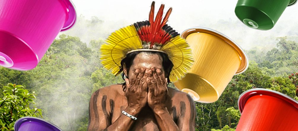 A Nespresso e outras empresas de café inundam a natureza com lixo Uma pessoa indígena cobre o rosto com as mãos, ao redor dela cápsulas de café
