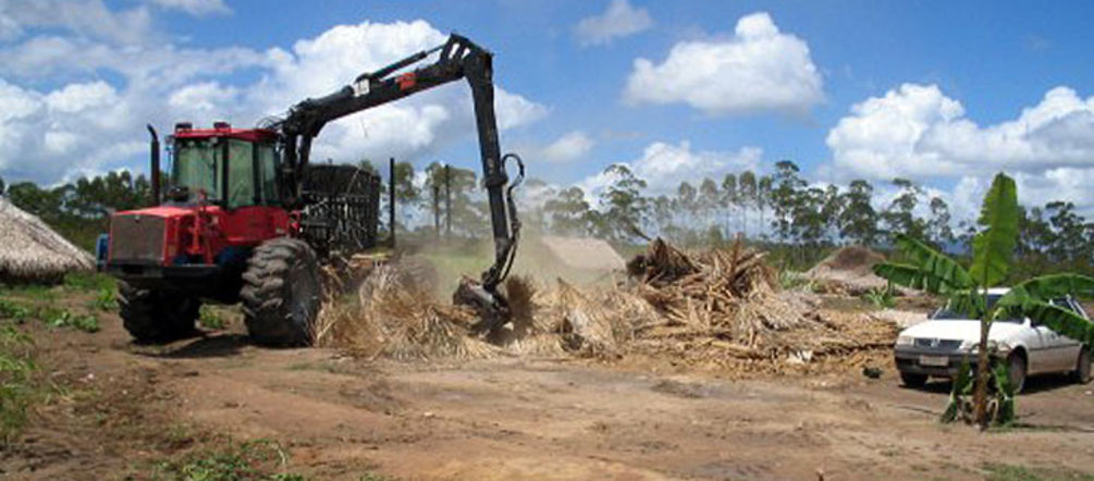 Uma escavadora destrói uma aldeia africana de cabanas