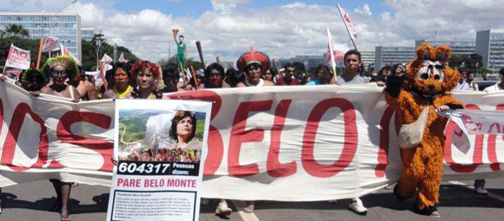 Indígenas numa manifestação contra a UHE de Belo Monte