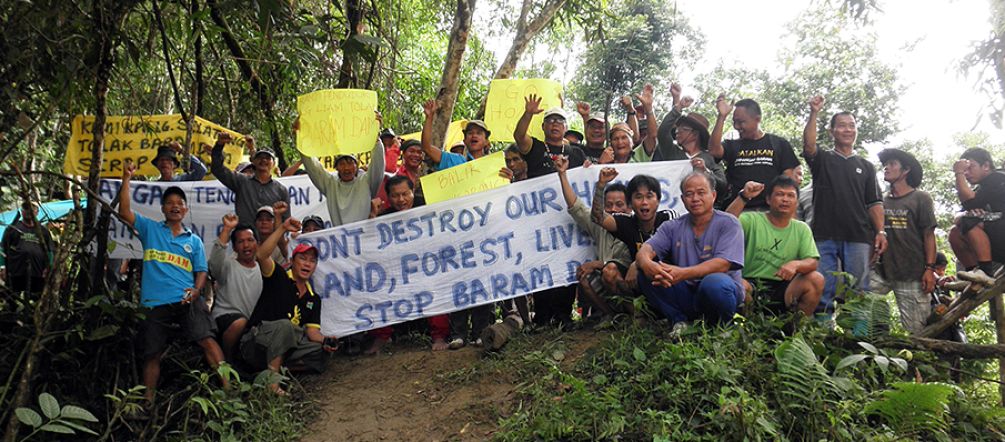 Os habitantes da floresta tropical opõem-se às barragens Fonte: SAVE Rivers Indígenas protestam contra a barragem de Baram com estandartes na floresta tropical de Sarawak