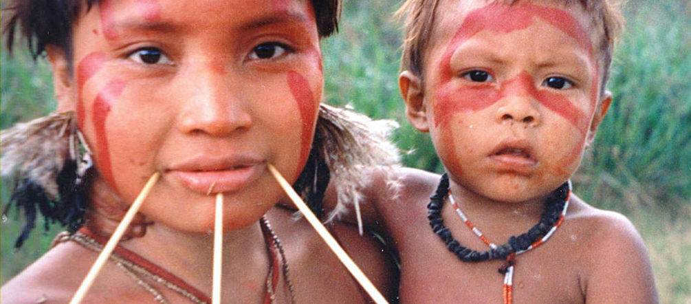 Os Yanomami são um dos 240 povos indígenas do Brasil (Wikimedia/Cmacauley (CC BY-SA 3.0)) Mulher do povo Yanomami com criança