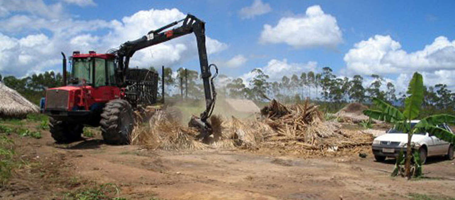 Uma escavadora destrói uma aldeia africana de cabanas