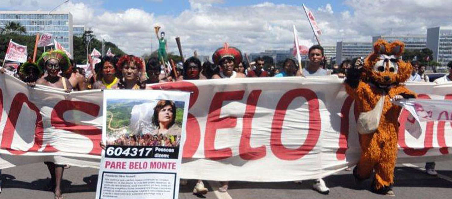 Indígenas numa manifestação contra a UHE de Belo Monte