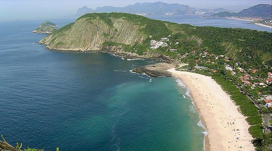 Vista aérea ao Parque Estadual Serra da Tiririca