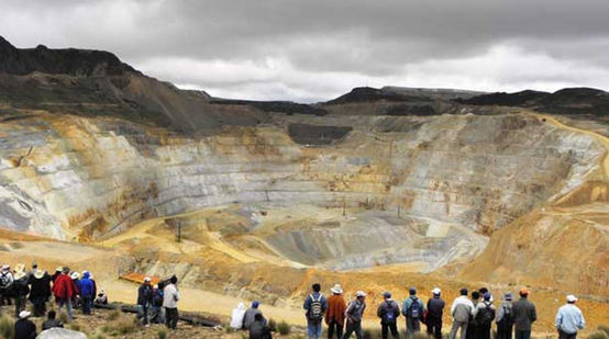 Agricultores olham para uma mina de ouro