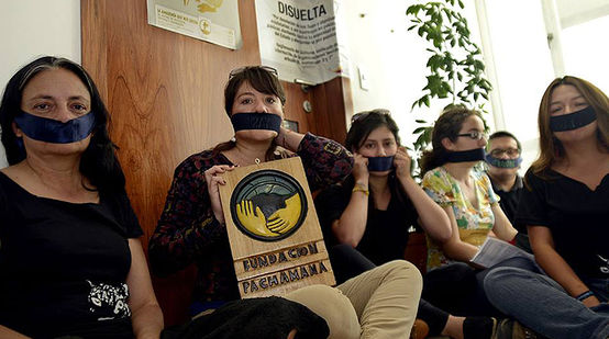 Seis ambientalistas e defensores dos direitos humanos colaram as suas bocas como protesto.