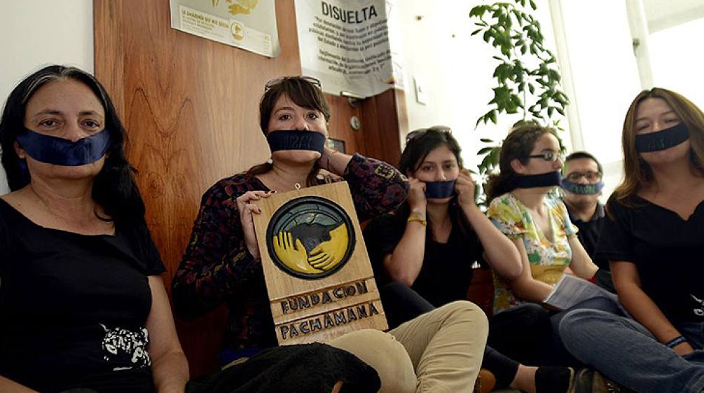 Seis ambientalistas e defensores dos direitos humanos colaram as suas bocas como protesto.